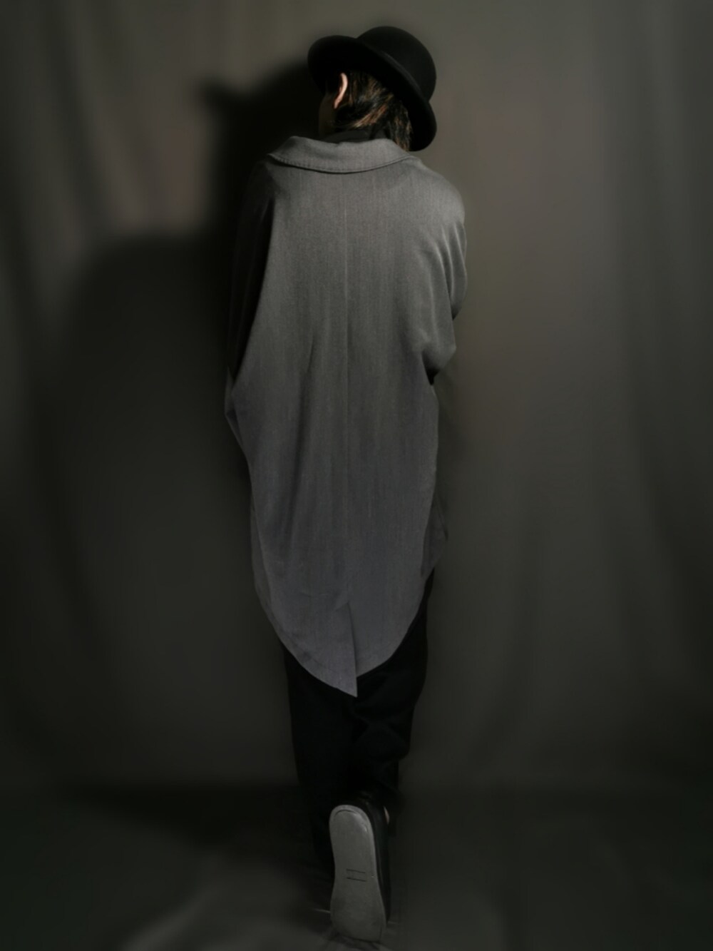 ブラック系のショルダーバッグ、ブラック系のシャツ/ブラウス、グレー系のテーラードジャケットを着用したメンズの冬コーディネートの4枚目の写真