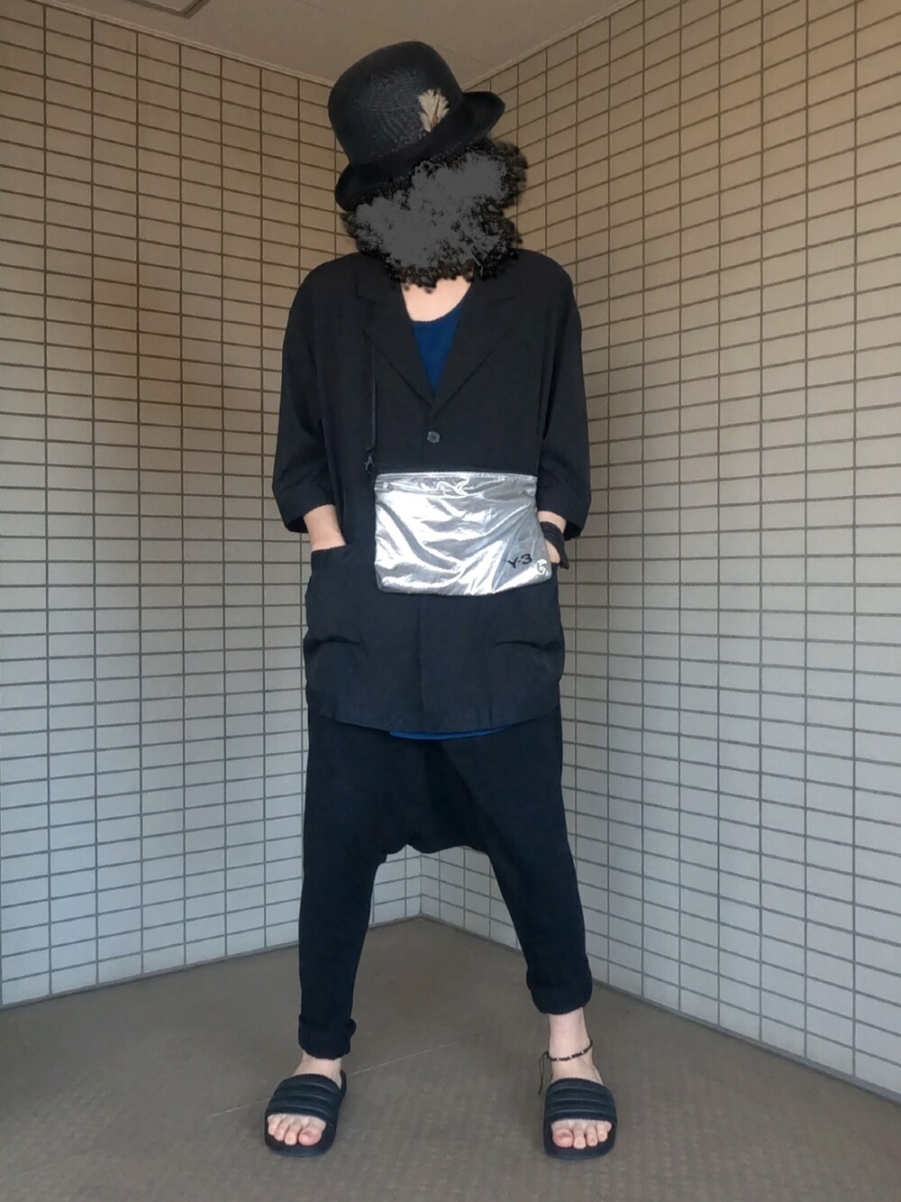 ブラック系のテーラードジャケット、シルバー系のショルダーバッグ、ブラック系のサンダルを着用したメンズの夏コーディネートの4枚目の写真