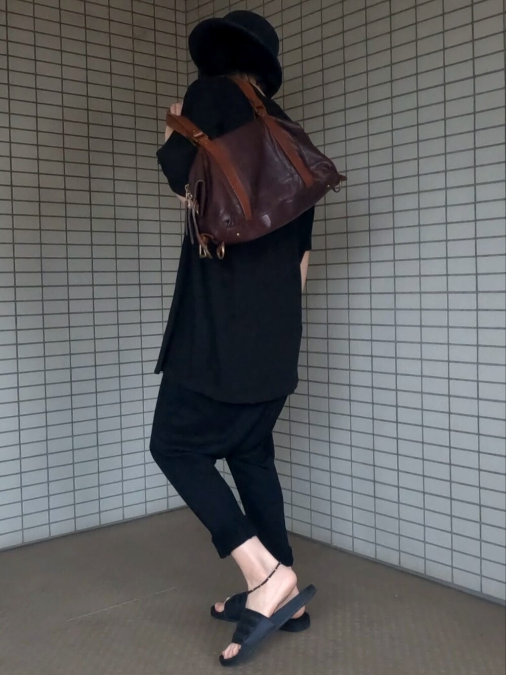 ブラウン系のボストンバッグ、ブラック系のTシャツ/カットソー、ブラック系のその他パンツを着用したメンズの夏コーディネートの5枚目の写真