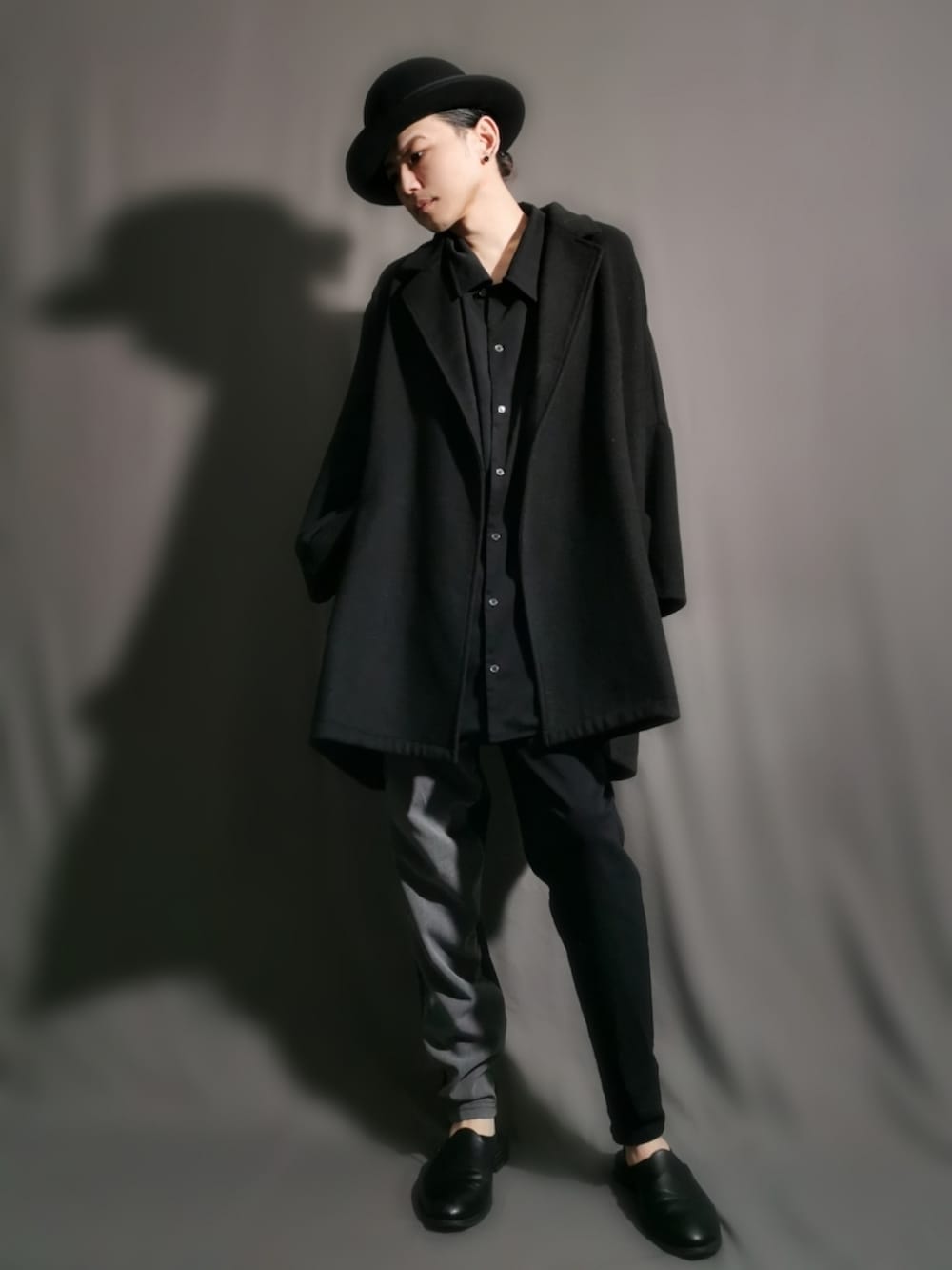 ブラック系のジャケット/アウター、ブラック系のシャツ/ブラウス、グレー系のパンツを着用したメンズの冬コーディネートの2枚目の写真