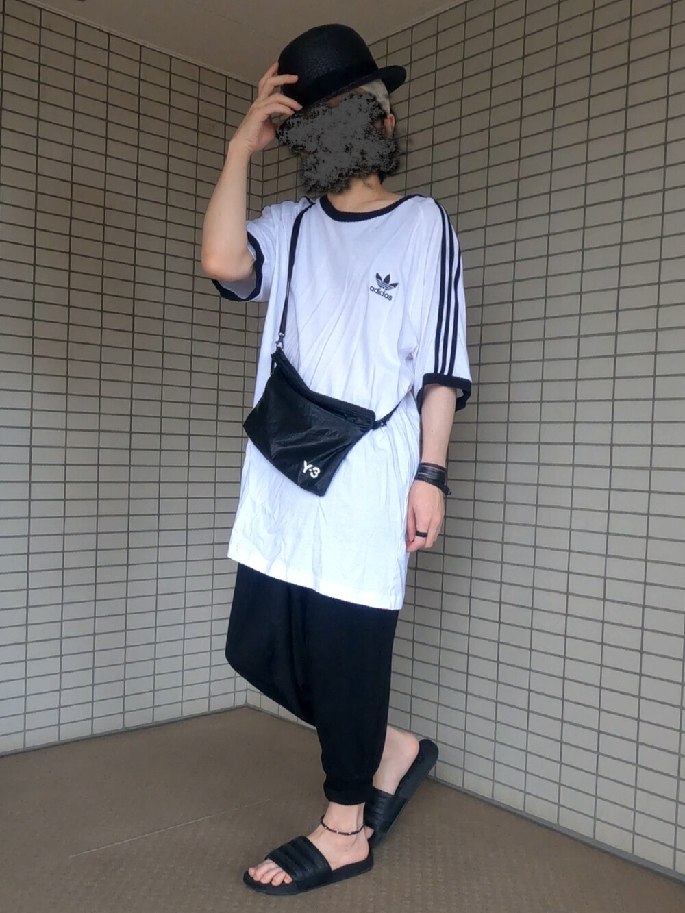 ホワイト系のTシャツ/カットソー、ブラック系のショルダーバッグ、ブラック系のその他パンツを着用したメンズの夏コーディネートの2枚目の写真