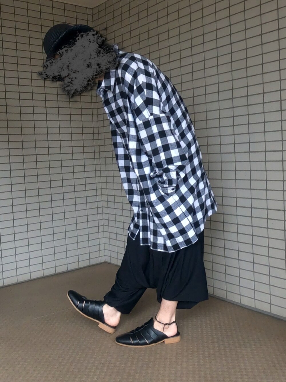 ブラック系のショルダーバッグ、ブラック系のサンダル、ブラック系のシャツ/ブラウスを着用したメンズの秋コーディネートの3枚目の写真