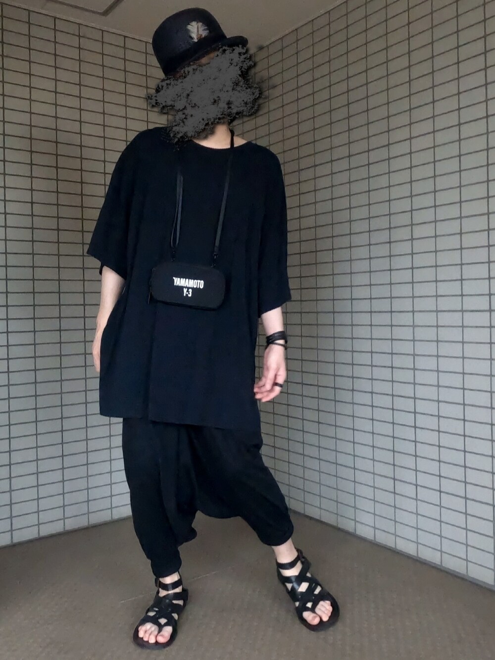 ブラック系のショルダーバッグ、ブラック系のTシャツ/カットソー、ブラック系のその他パンツを着用したメンズの夏コーディネートの5枚目の写真