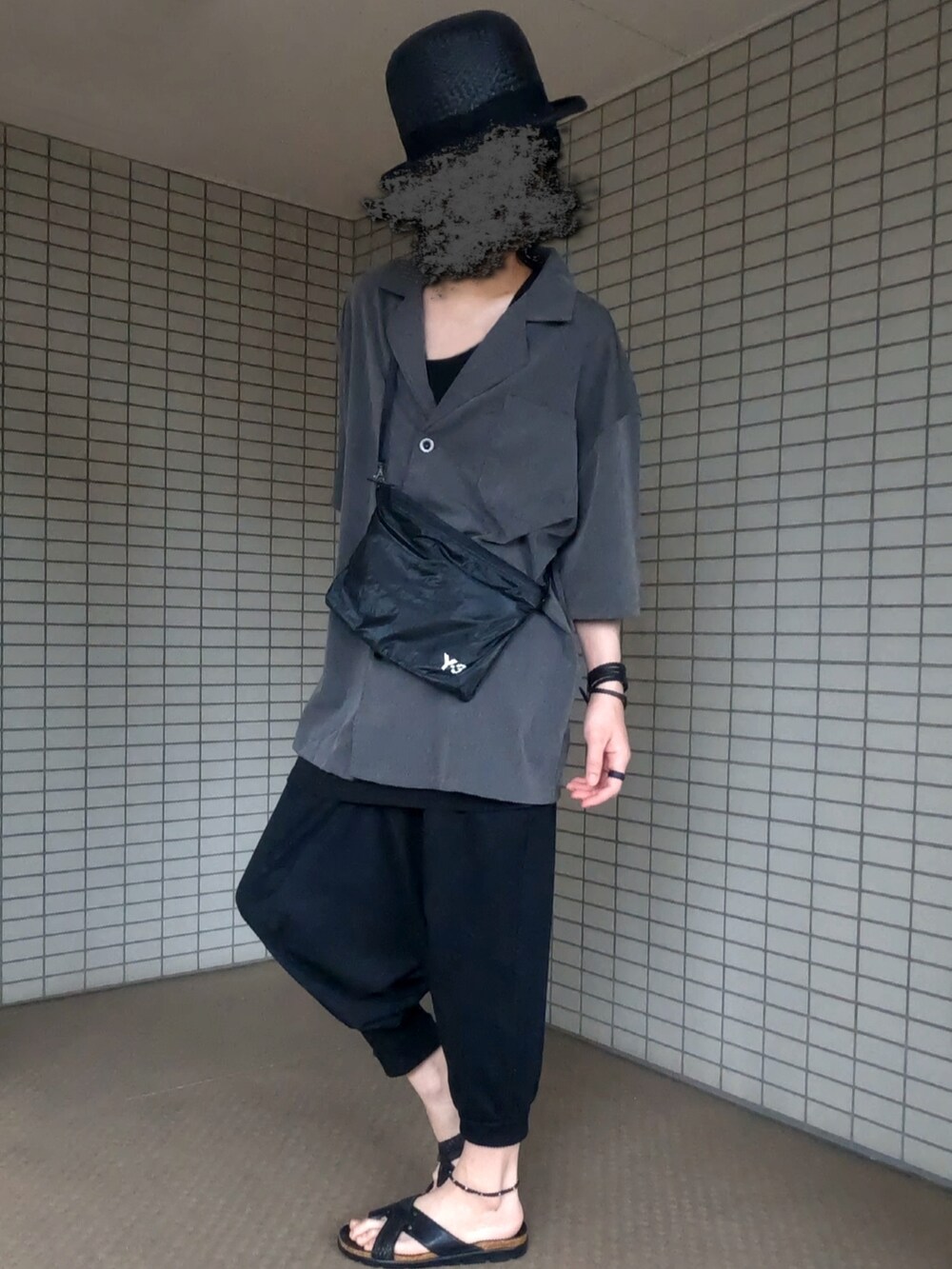 グレー系のテーラードジャケット、ブラック系のショルダーバッグ、ブラック系のその他パンツを着用したメンズの夏コーディネートの2枚目の写真