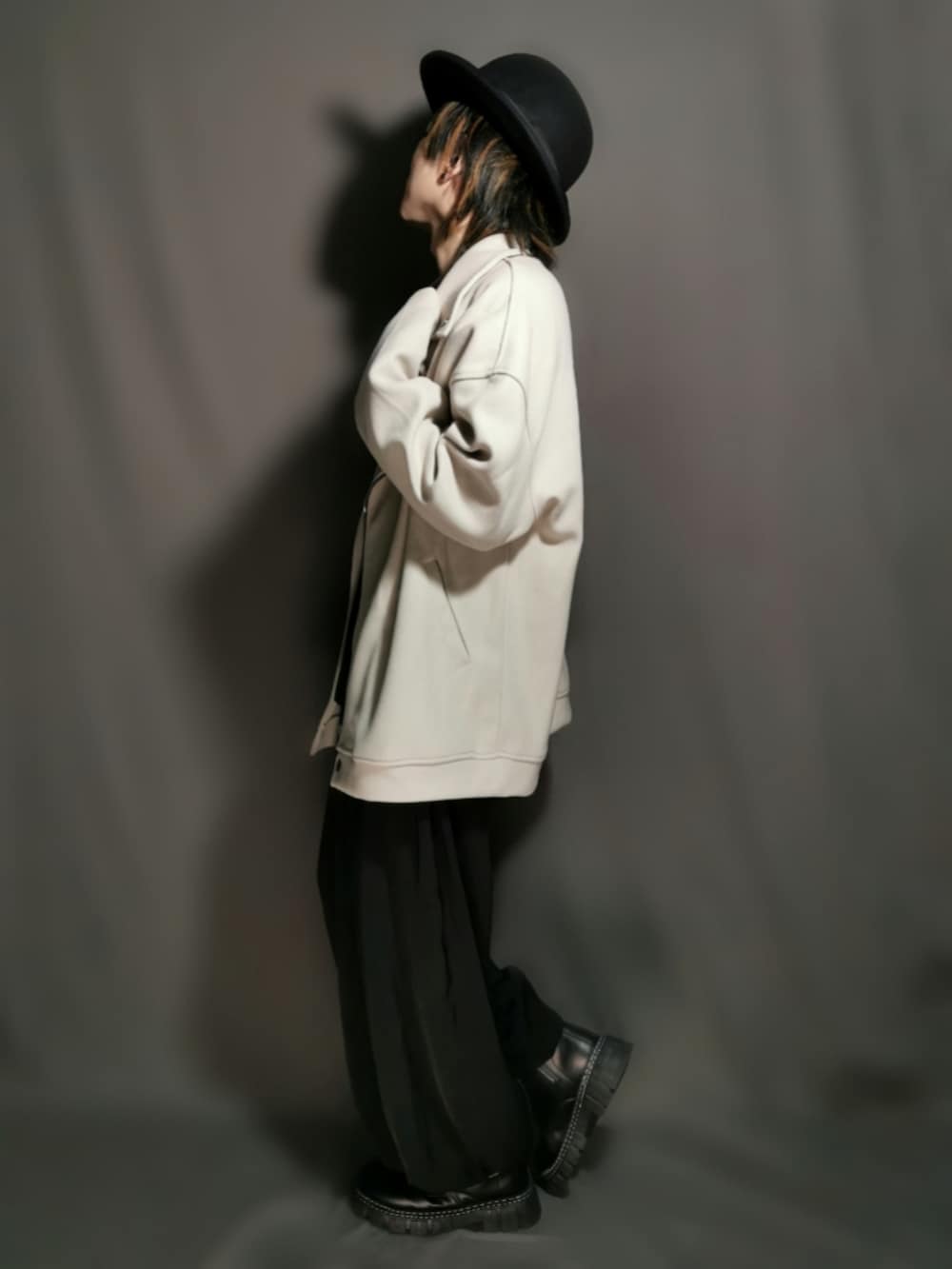 ホワイト系のライダースジャケット、ブラック系のTシャツ/カットソー、ブラック系のスカートを着用したメンズの冬コーディネートの3枚目の写真