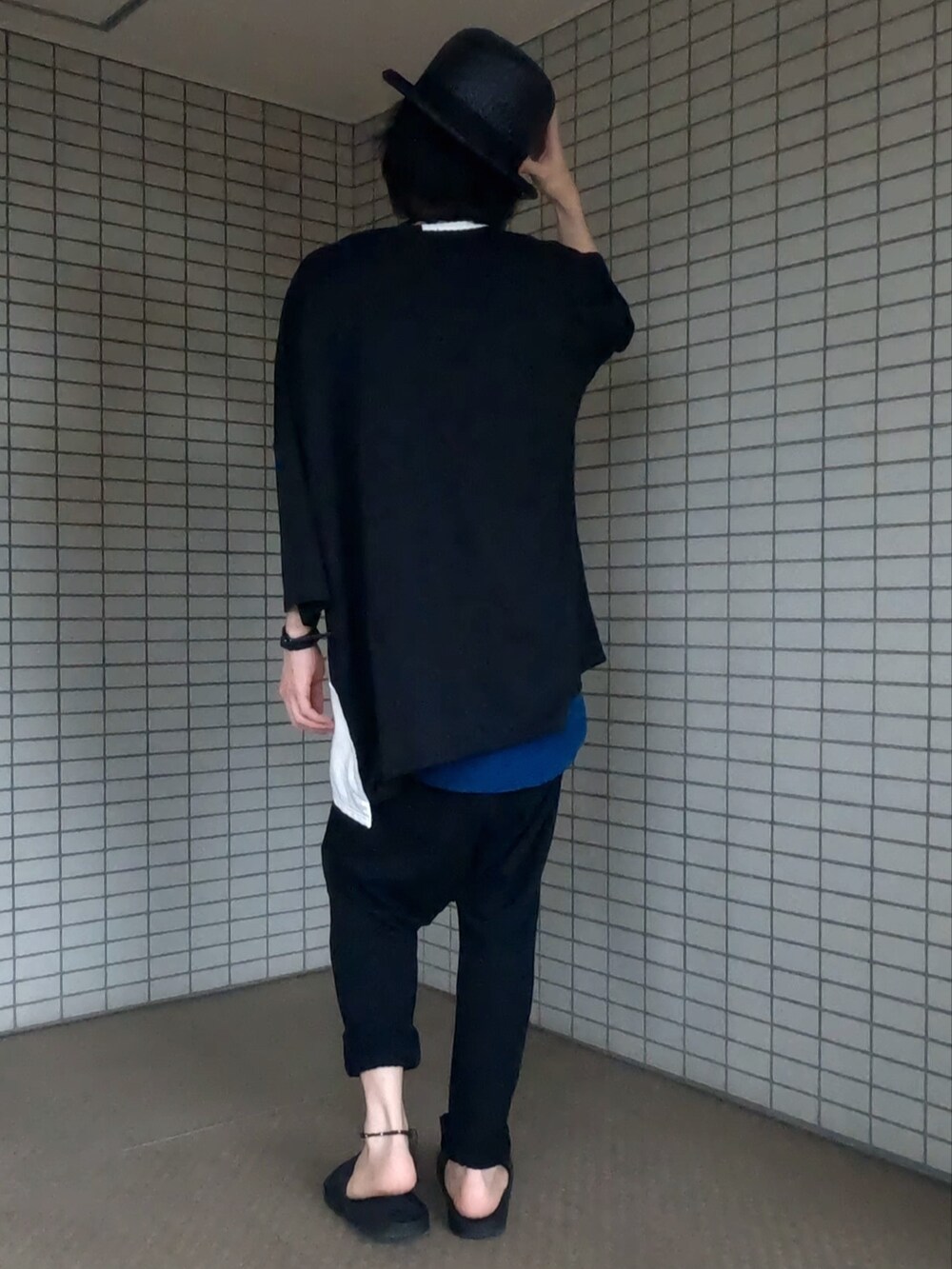 ブラック系のTシャツ/カットソー、ブラック系のショルダーバッグ、ブラック系のその他パンツを着用したメンズの夏コーディネートの5枚目の写真