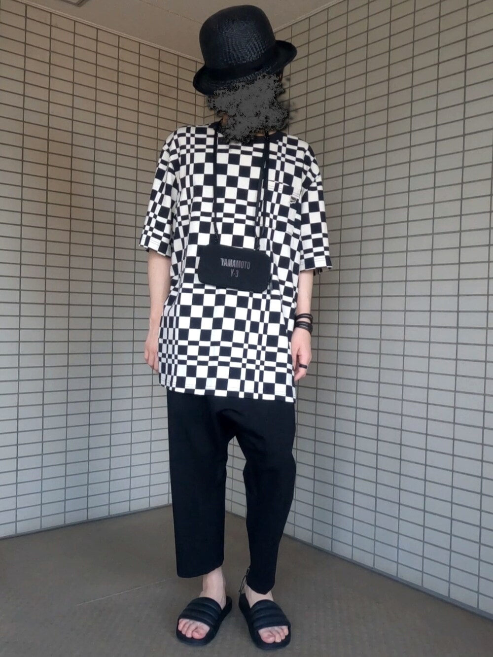 ホワイト系のTシャツ/カットソー、ブラック系のショルダーバッグ、ブラック系のその他パンツを着用したメンズの夏コーディネートの4枚目の写真