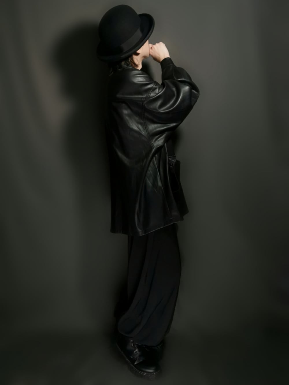 ブラック系のブルゾン、ホワイト系のシャツ/ブラウス、ブラック系のスカートを着用したメンズの冬コーディネートの4枚目の写真