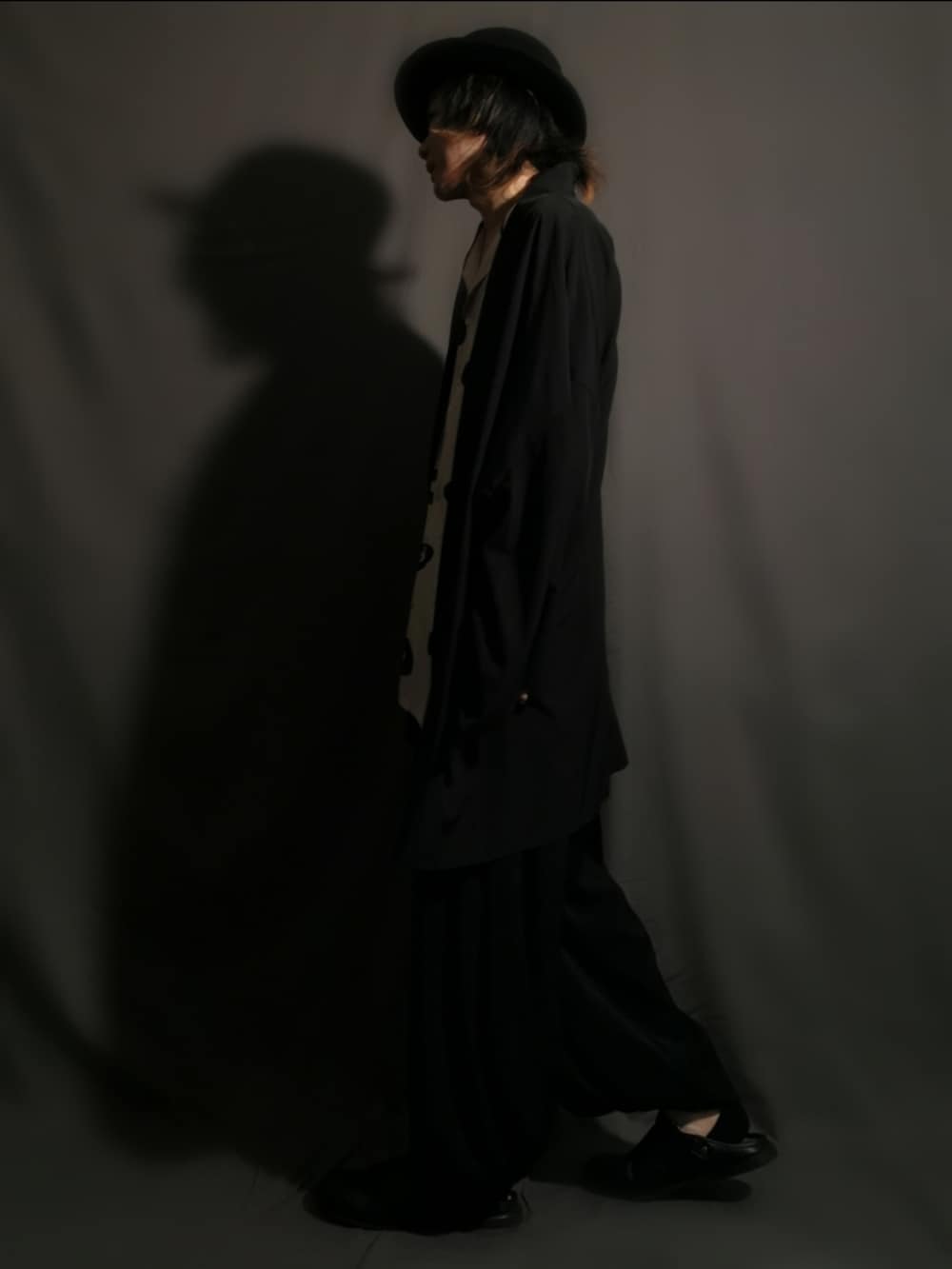 ホワイト系のシャツ/ブラウス、ブラック系のジャケット/アウター、ブラック系のスリッポンを着用したメンズの夏コーディネートの3枚目の写真