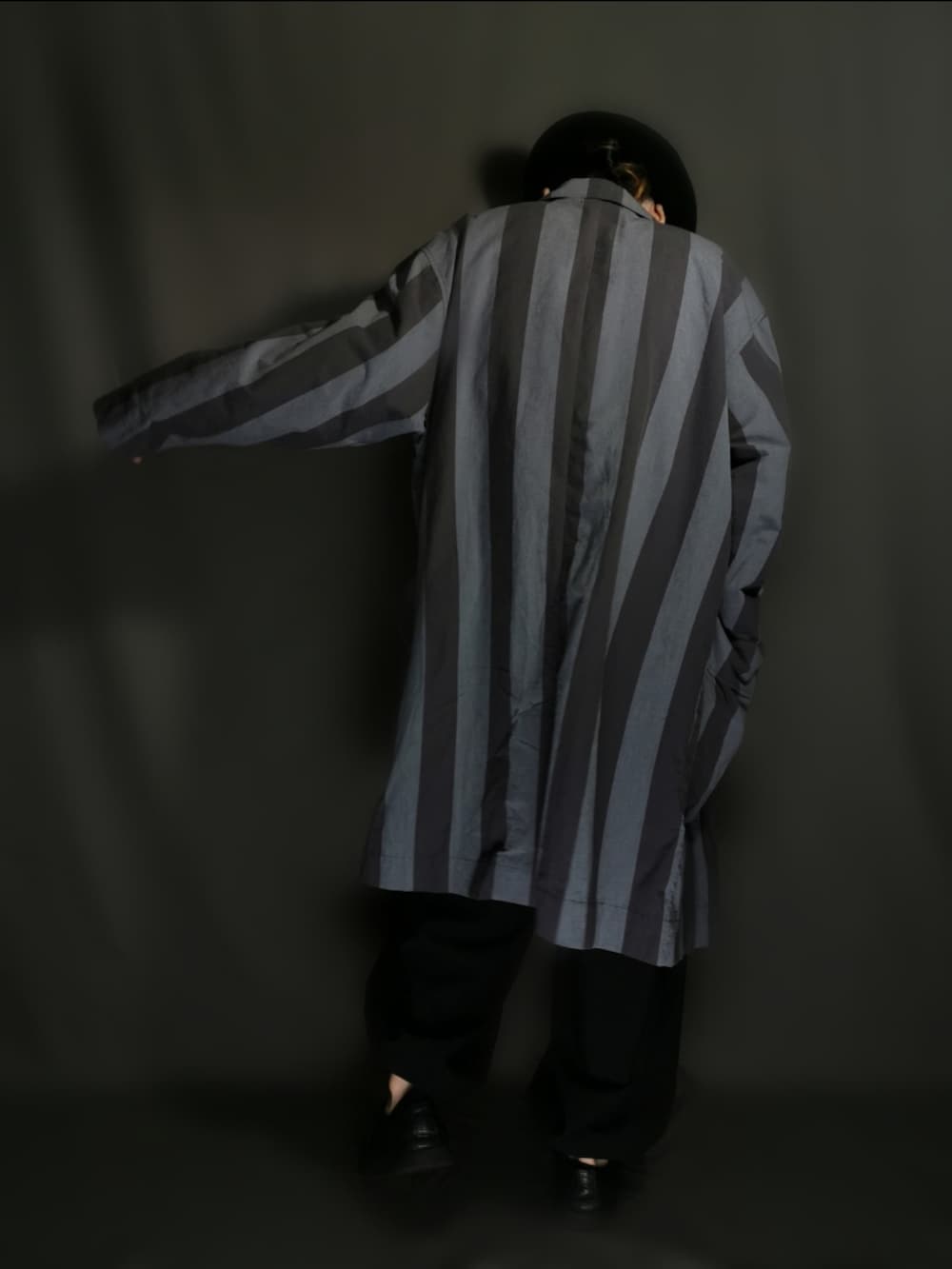 グレー系のチェスターコート、ブラック系のシャツ/ブラウス、ブラック系のセットアップを着用したメンズの秋コーディネートの5枚目の写真