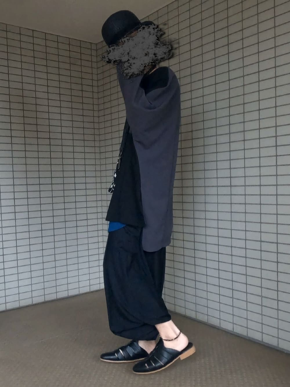 ブラック系のTシャツ/カットソー、ブラック系のショルダーバッグ、ブラック系のサンダルを着用したメンズの秋コーディネートの3枚目の写真