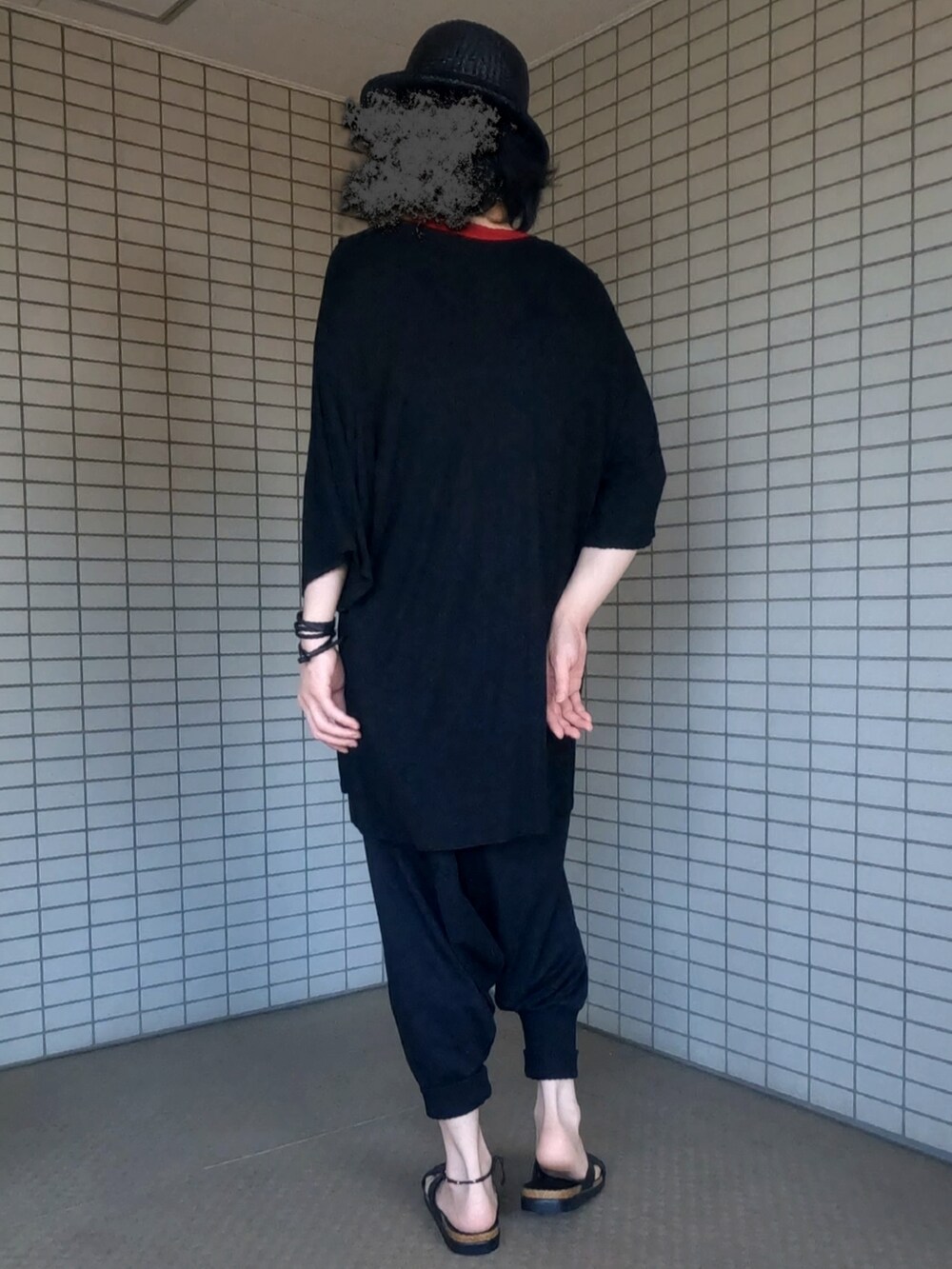 ブラウン系のボストンバッグ、ブラック系のTシャツ/カットソー、ブラック系のその他パンツを着用したメンズの夏コーディネートの5枚目の写真