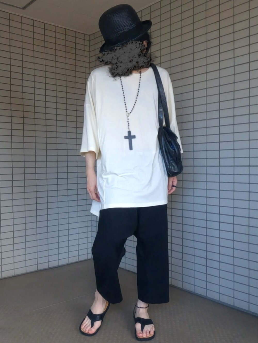 ホワイト系のTシャツ/カットソー、ブラック系のボストンバッグ、ブラック系のその他パンツを着用したメンズの夏コーディネートの3枚目の写真