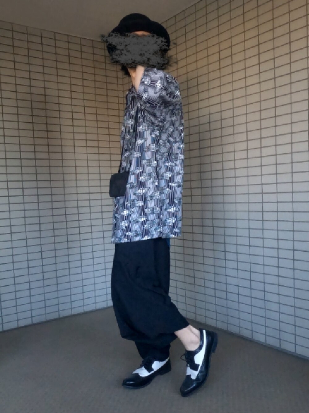 ブラック系のショルダーバッグ、ブラック系のシャツ/ブラウス、ブラック系のその他パンツを着用したメンズの春コーディネートの2枚目の写真