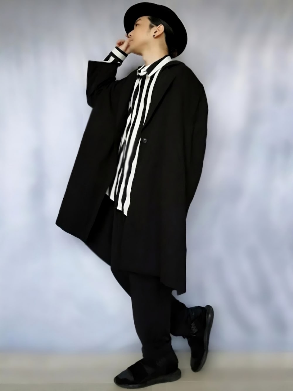 ホワイト系のシャツ/ブラウス、ブラック系のジャケット/アウター、ブラック系のパンツを着用したメンズの秋コーディネートの2枚目の写真