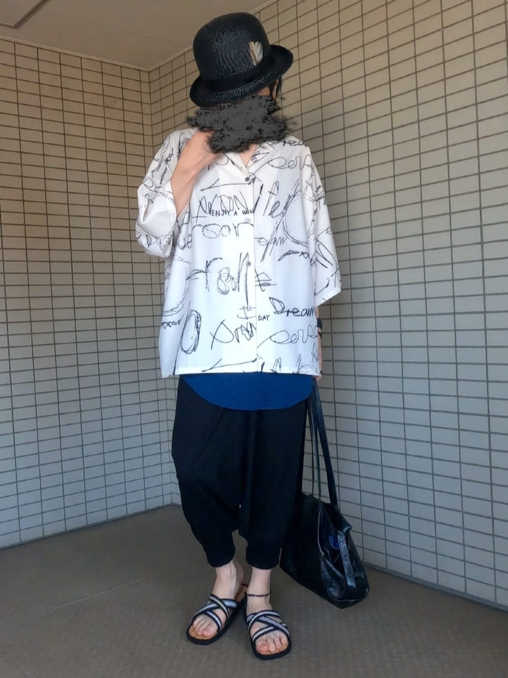 ホワイト系のシャツ/ブラウス、ブラック系のその他パンツ、ブラック系のボストンバッグを着用したメンズの夏コーディネートの4枚目の写真