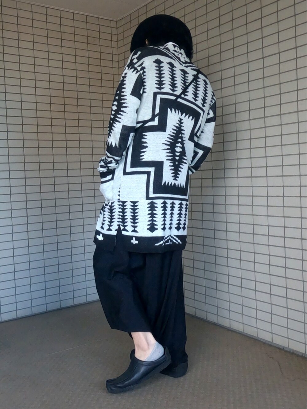 ホワイト系のカーディガン/ボレロ、ホワイト系のシャツ/ブラウス、ブラック系のショルダーバッグを着用したメンズの冬コーディネートの4枚目の写真