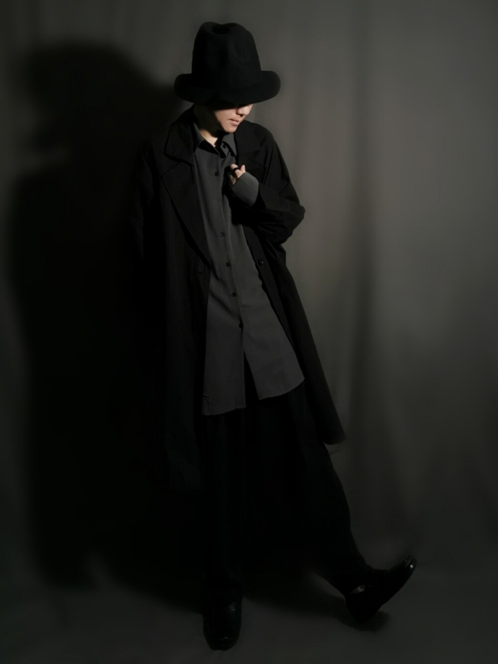 ブラック系のジャケット/アウター、グレー系のシャツ/ブラウス、ブラック系のローファーを着用したメンズの秋コーディネートの3枚目の写真