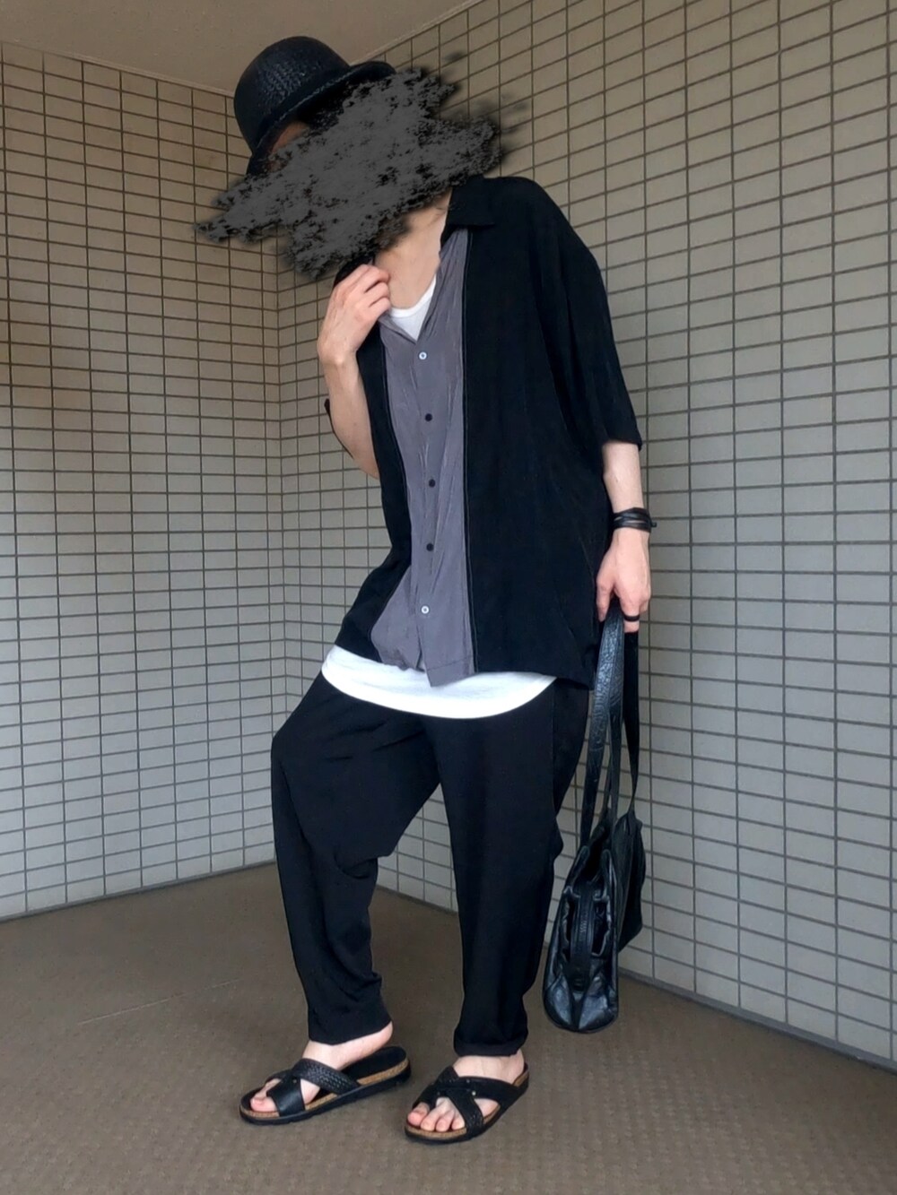 ブラック系のシャツ/ブラウス、ブラック系のボストンバッグ、ホワイト系のタンクトップを着用したメンズの夏コーディネートの2枚目の写真