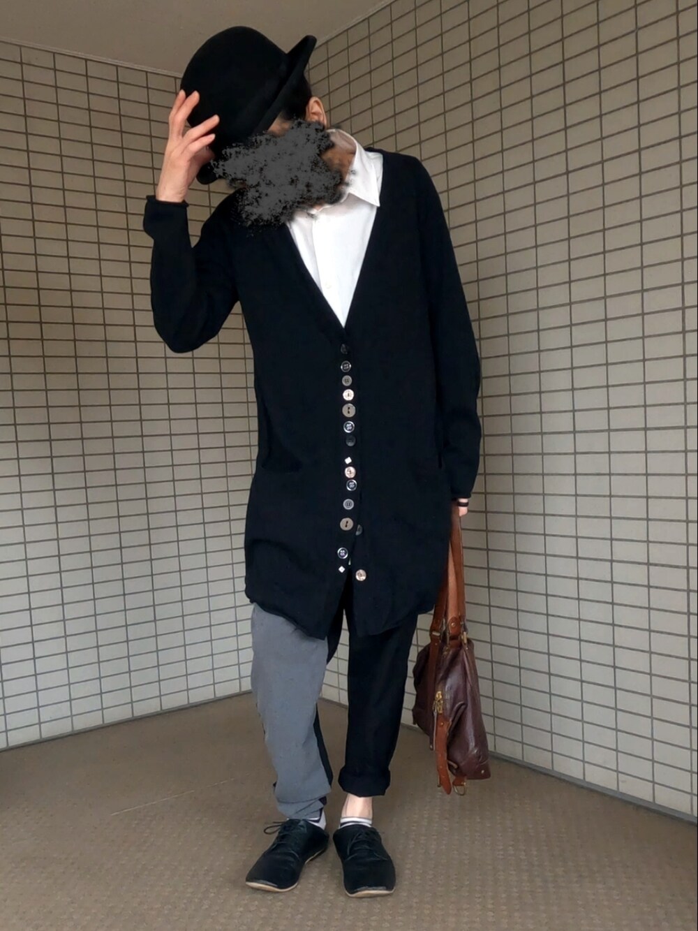 ホワイト系のシャツ/ブラウス、グレー系のパンツ、ブラック系のカーディガン/ボレロを着用したメンズの冬コーディネートの2枚目の写真