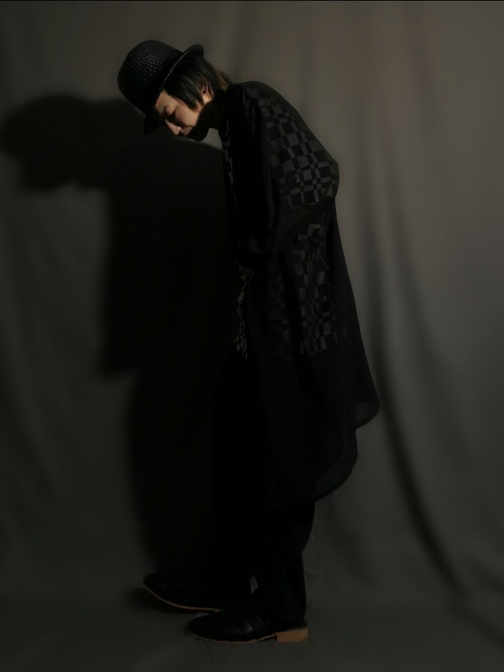 ブラック系のカーディガン/ボレロ、ブラック系のTシャツ/カットソー、ブラック系のサンダルを着用したメンズの夏コーディネートの2枚目の写真