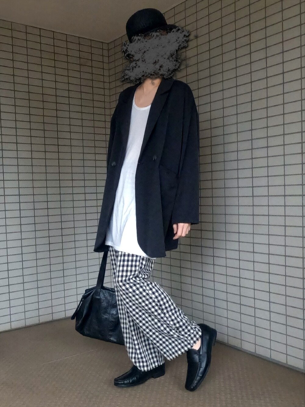 ブラック系のテーラードジャケット、ホワイト系のタンクトップ、ブラック系のその他パンツを着用したメンズの秋コーディネートの2枚目の写真