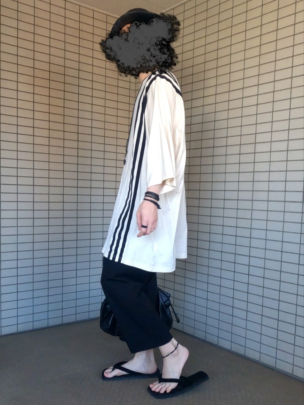 ブラック系のボストンバッグ、ホワイト系のTシャツ/カットソー、ブラック系のその他パンツを着用したメンズの夏コーディネートの3枚目の写真