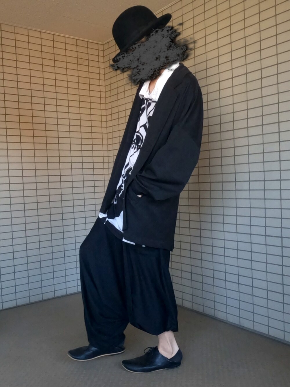 ブラック系のテーラードジャケット、ホワイト系のTシャツ/カットソー、ブラック系のトートバッグを着用したメンズの春コーディネートの2枚目の写真