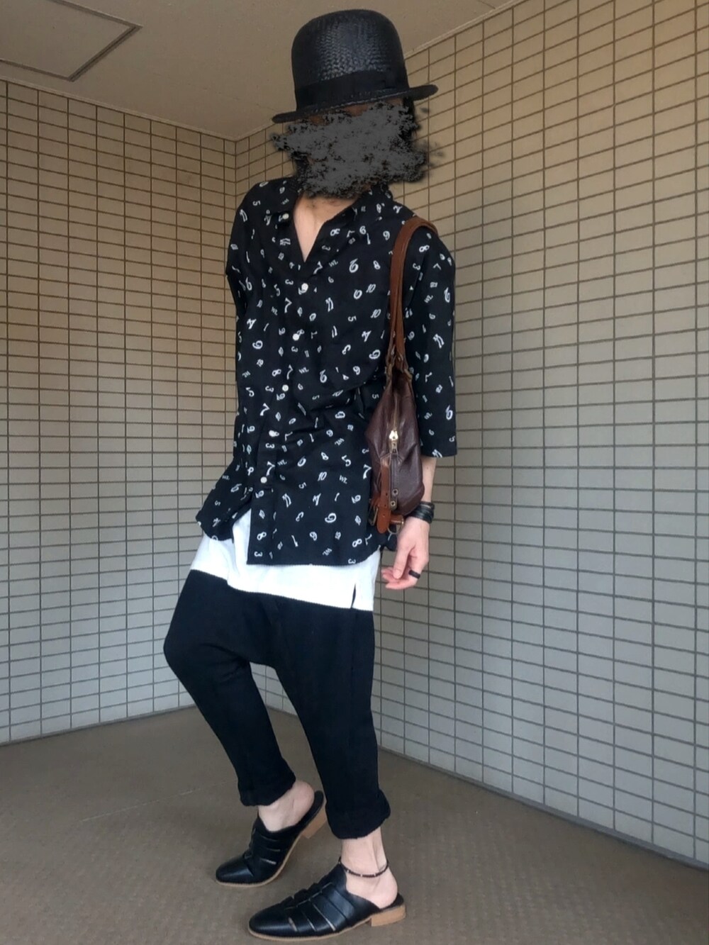 ブラック系のシャツ/ブラウス、ブラウン系のボストンバッグ、ホワイト系のタンクトップを着用したメンズの夏コーディネートの2枚目の写真