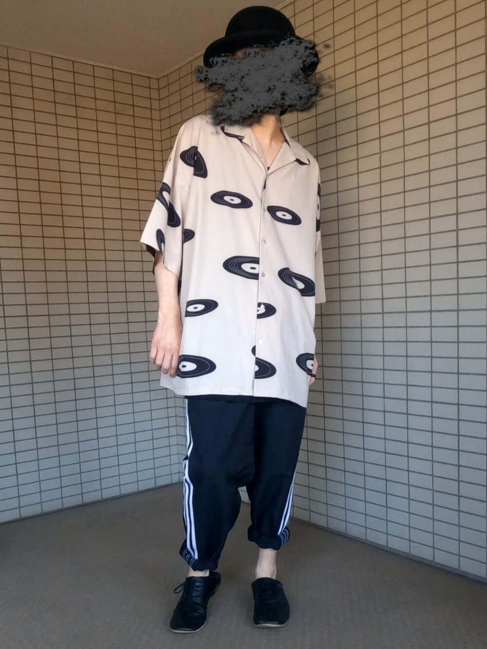 ホワイト系のシャツ/ブラウス、ブラック系のボストンバッグ、ブラック系のドレスシューズを着用したメンズの春コーディネートの3枚目の写真