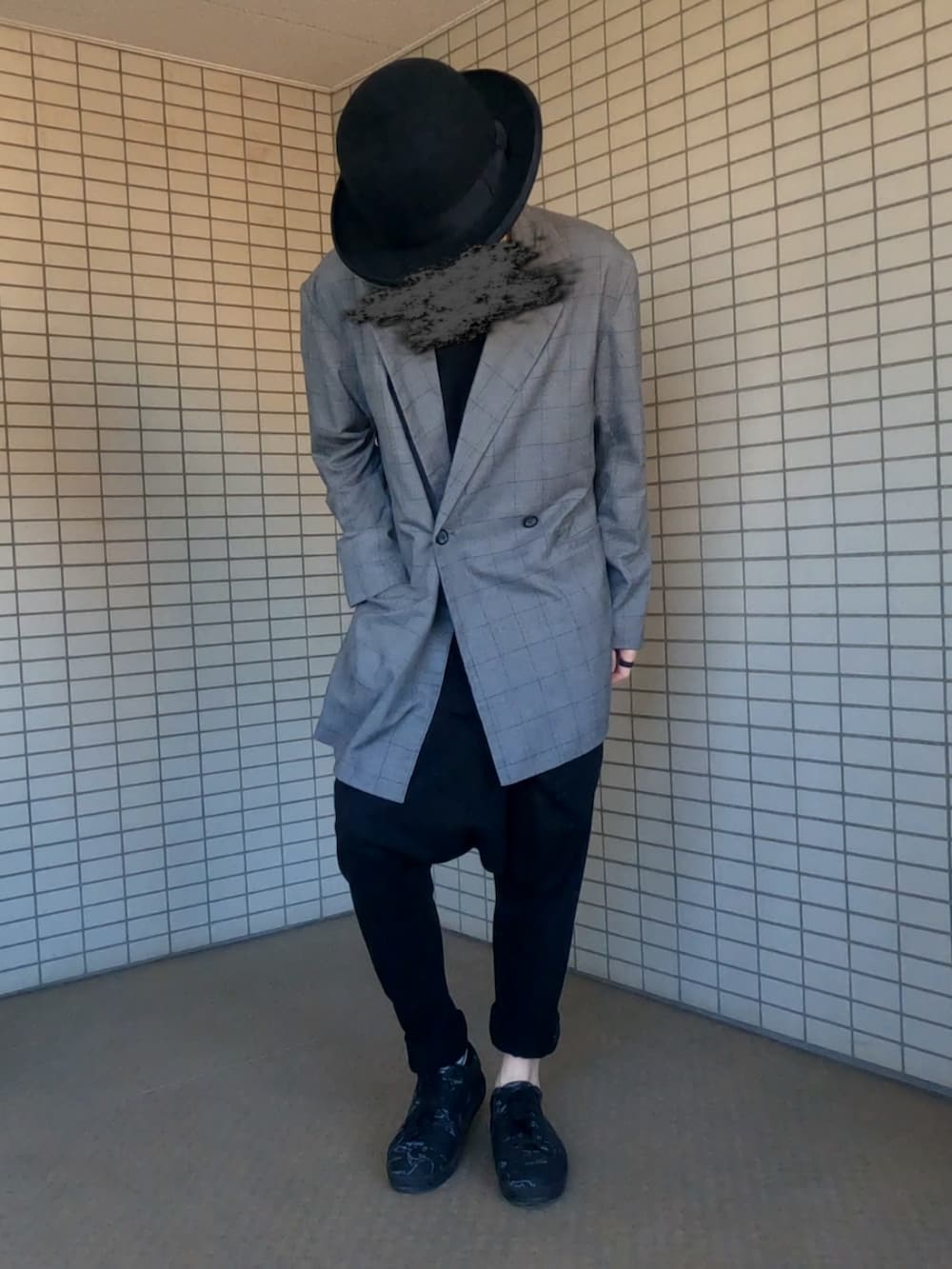 グレー系のテーラードジャケット、ブラック系のボストンバッグ、ブラック系のスニーカーを着用したメンズの春コーディネートの3枚目の写真