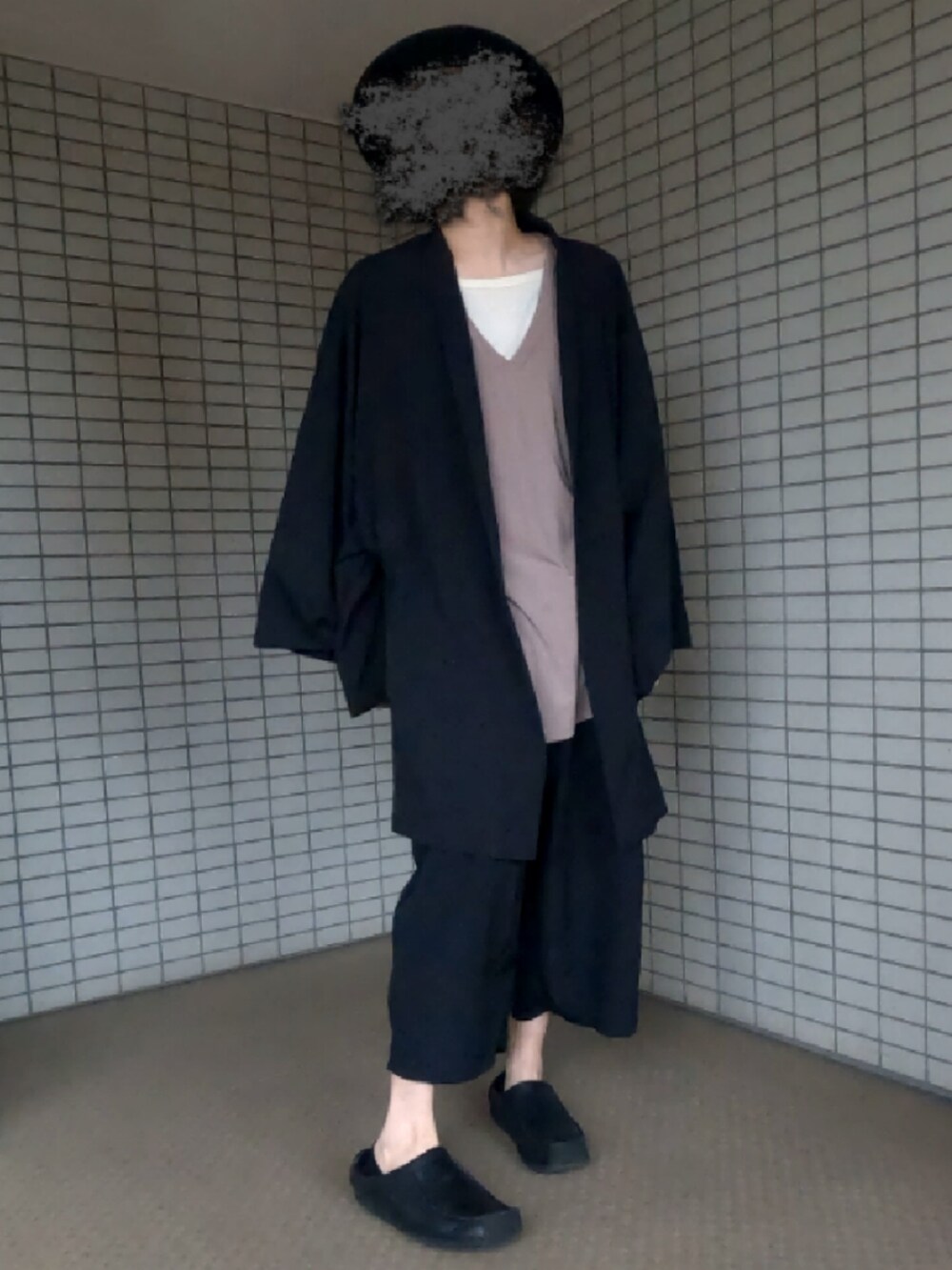 ベージュ系のTシャツ/カットソー、ブラック系のジャケット/アウター、ブラウン系のボストンバッグを着用したメンズの春コーディネートの3枚目の写真