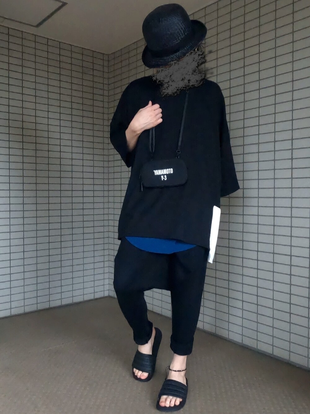 ブラック系のTシャツ/カットソー、ブラック系のショルダーバッグ、ブラック系のその他パンツを着用したメンズの夏コーディネートの4枚目の写真