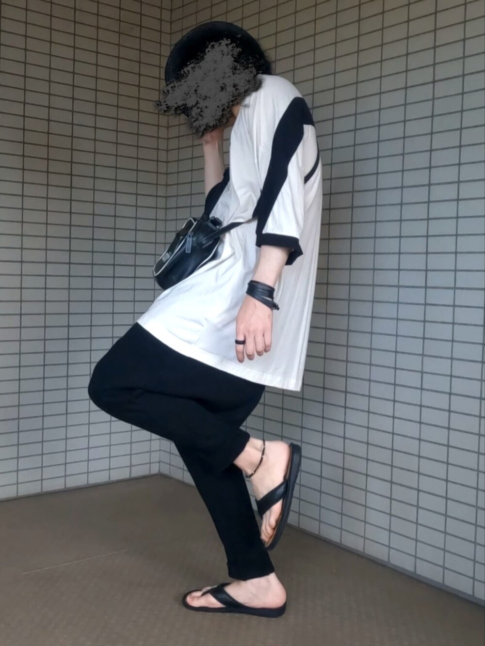 ホワイト系のTシャツ/カットソー、ブラック系のショルダーバッグ、ブラック系のその他パンツを着用したメンズの夏コーディネートの2枚目の写真