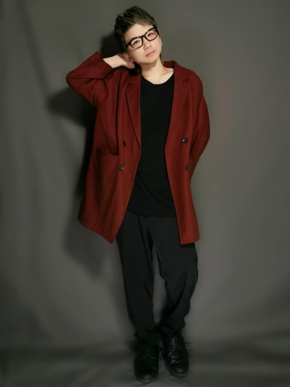 レッド系のテーラードジャケット、ブラック系のその他パンツ、ブラック系のTシャツ/カットソーを着用したメンズの春コーディネートの5枚目の写真