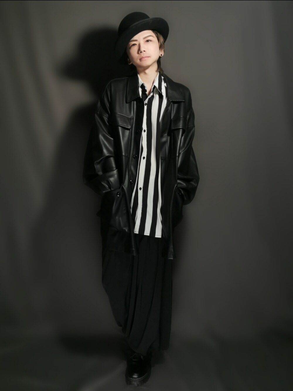 ブラック系のブルゾン、ホワイト系のシャツ/ブラウス、ブラック系のスカートを着用したメンズの冬コーディネートの2枚目の写真