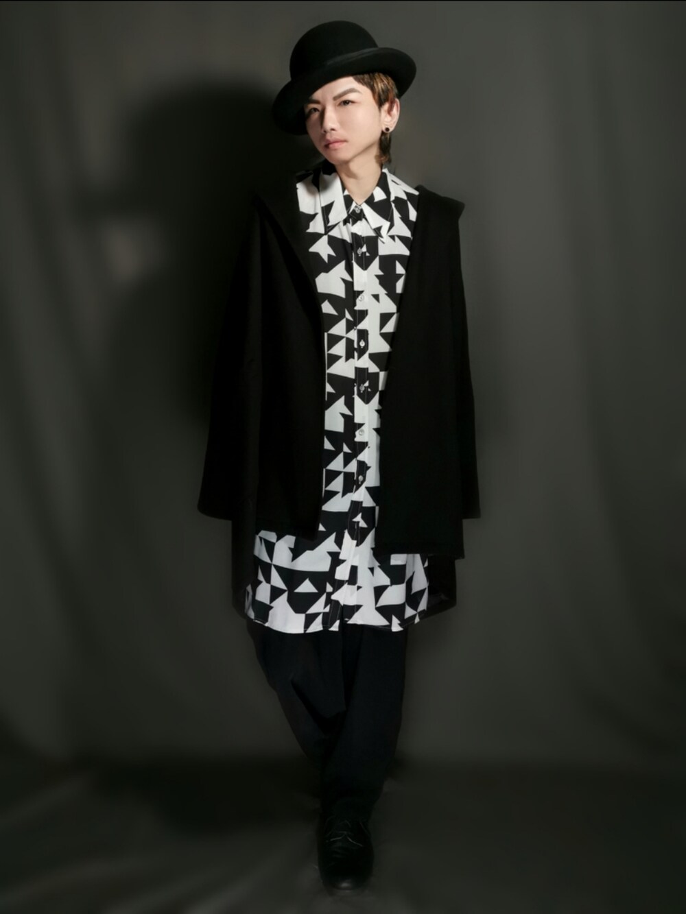 ブラック系のジャケット/アウター、ブラック系のシャツ/ブラウス、ブラック系のその他パンツを着用したメンズの秋コーディネートの2枚目の写真