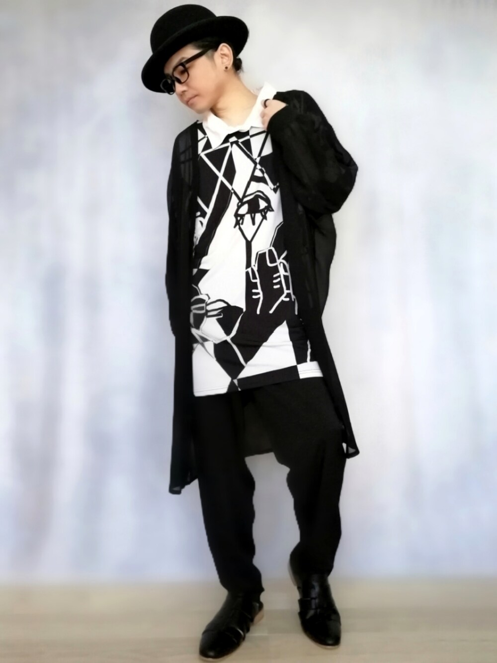 ホワイト系のTシャツ/カットソー、ブラック系のパンツ、ブラック系のサンダルを着用したメンズの秋コーディネートの2枚目の写真