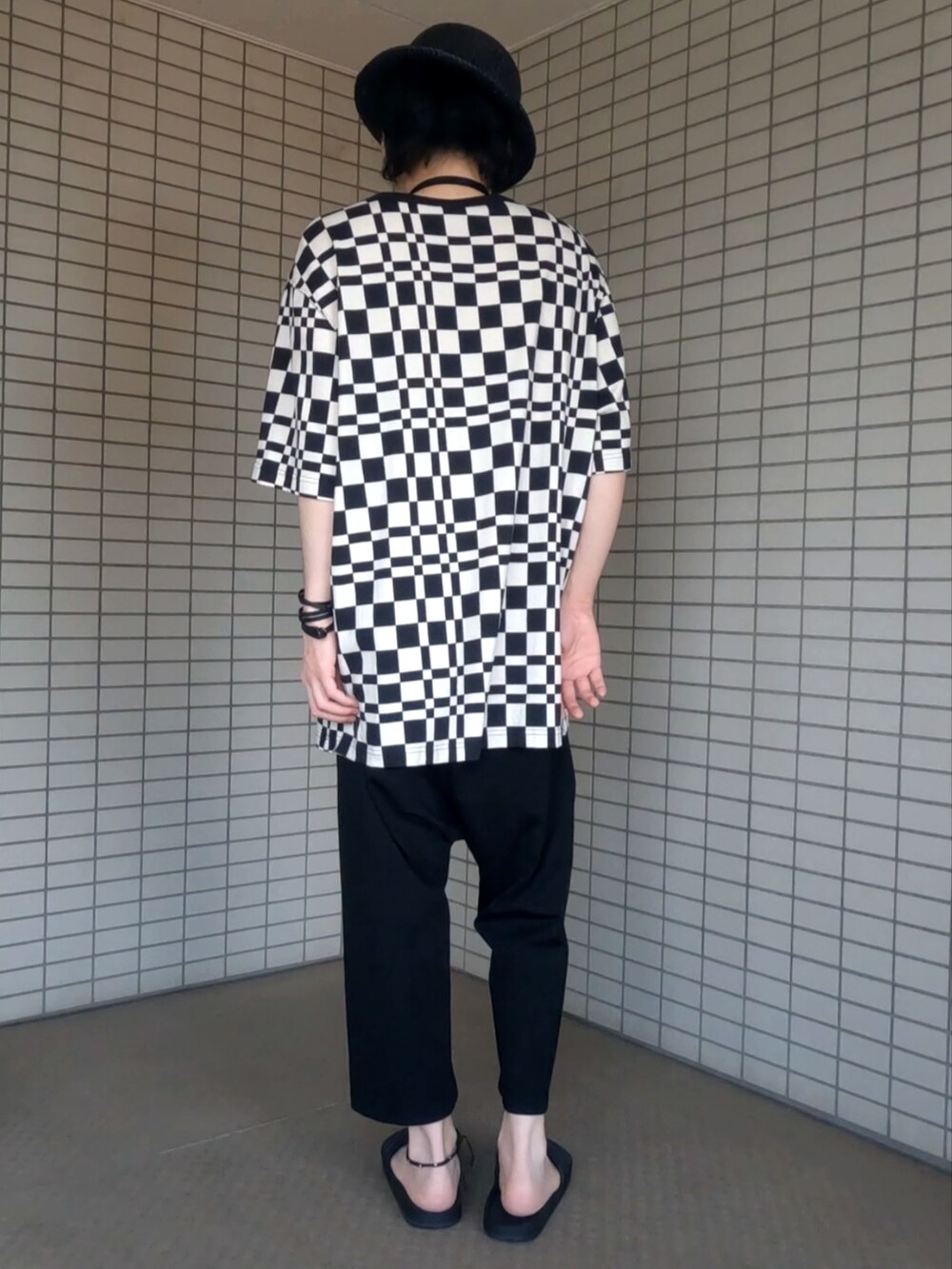 ホワイト系のTシャツ/カットソー、ブラック系のショルダーバッグ、ブラック系のその他パンツを着用したメンズの夏コーディネートの5枚目の写真