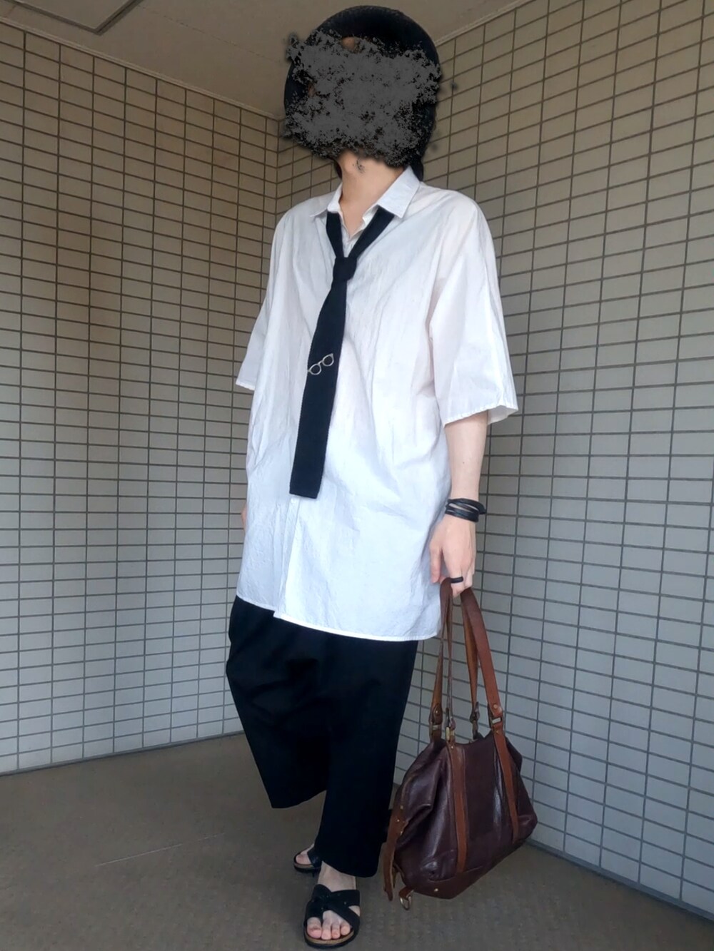 ブラウン系のボストンバッグ、ホワイト系のシャツ/ブラウス、ブラック系のその他パンツを着用したメンズの夏コーディネートの2枚目の写真