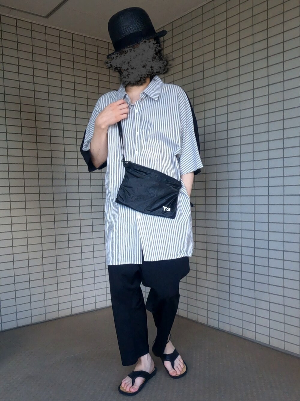 ブラック系のショルダーバッグ、ブラック系のその他パンツ、ブラック系のサンダルを着用したメンズの夏コーディネートの4枚目の写真