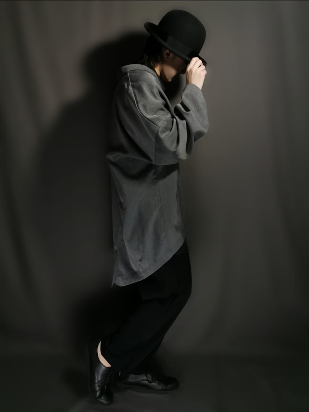 ブラック系のショルダーバッグ、ブラック系のシャツ/ブラウス、グレー系のテーラードジャケットを着用したメンズの冬コーディネートの3枚目の写真