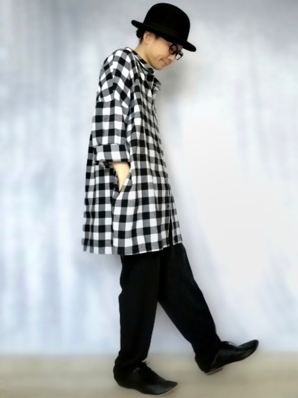 ブラック系のシャツ/ブラウス、ブラック系のパンツ、ブラック系のドレスシューズを着用したメンズの秋コーディネートの3枚目の写真