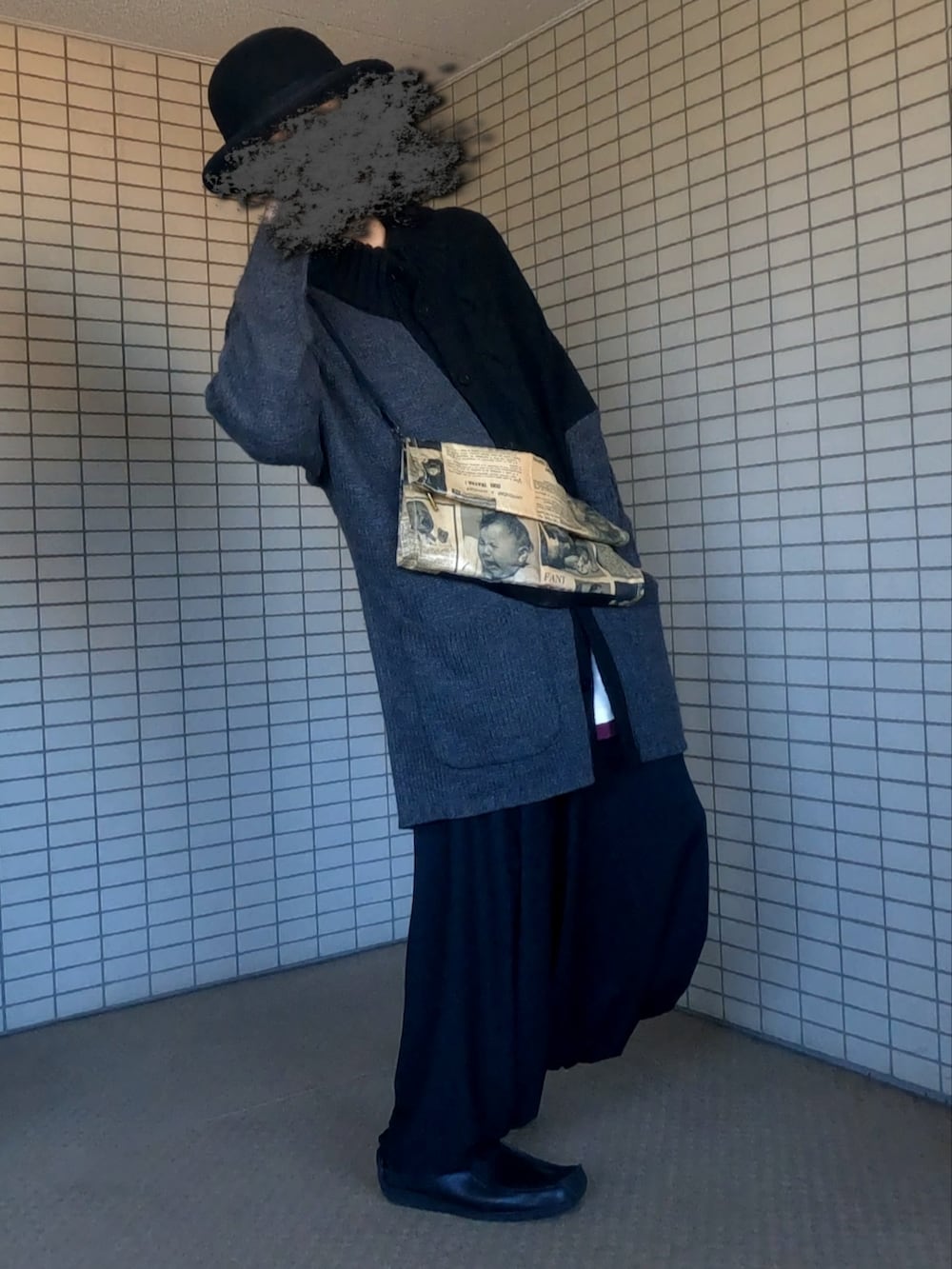 ベージュ系のショルダーバッグ、ブラック系のカーディガン/ボレロを着用したメンズの冬コーディネートの3枚目の写真