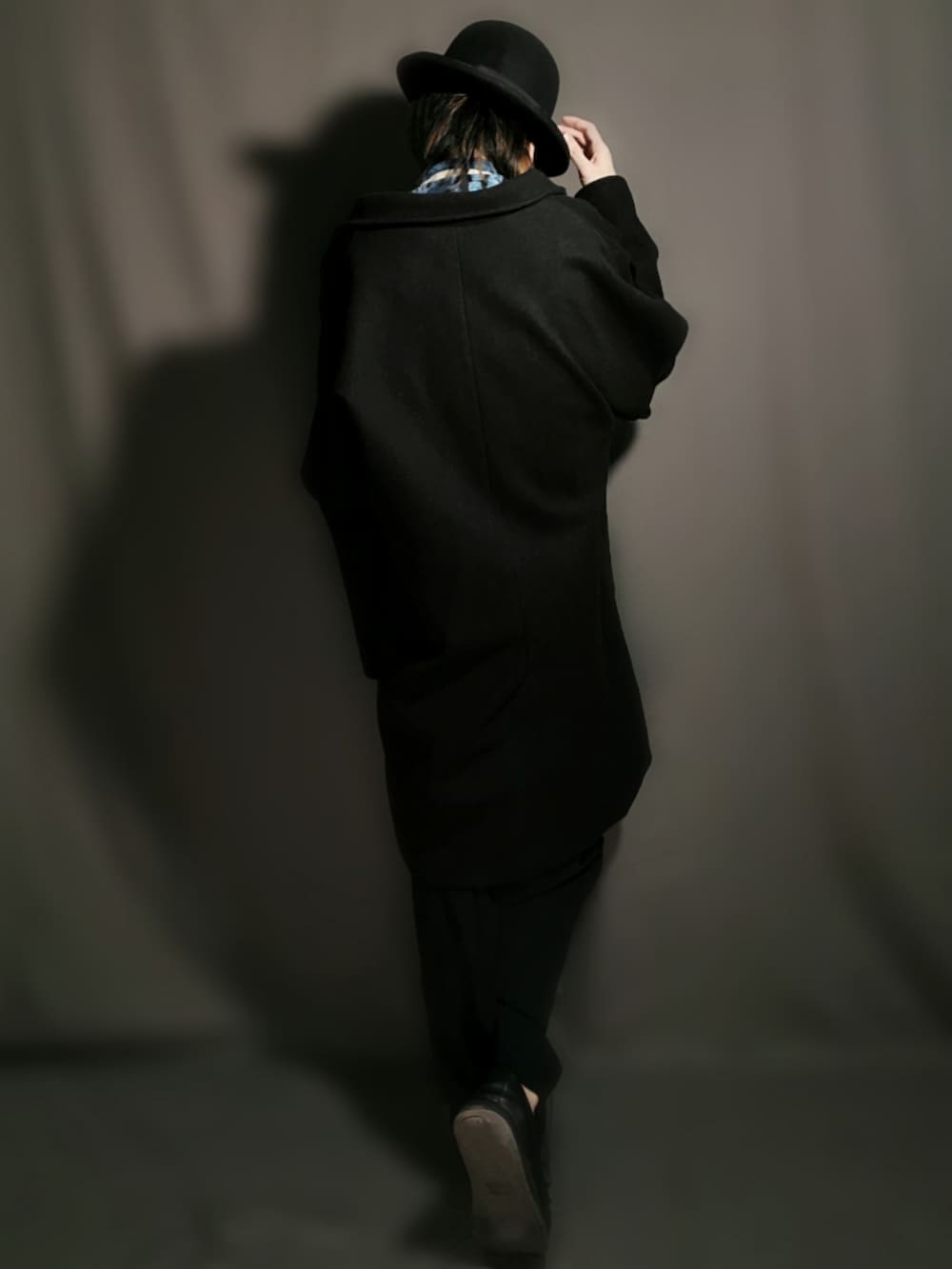 ブラック系のチェスターコート、ブルー系のシャツ/ブラウス、ブラック系のその他パンツを着用したメンズの春コーディネートの5枚目の写真