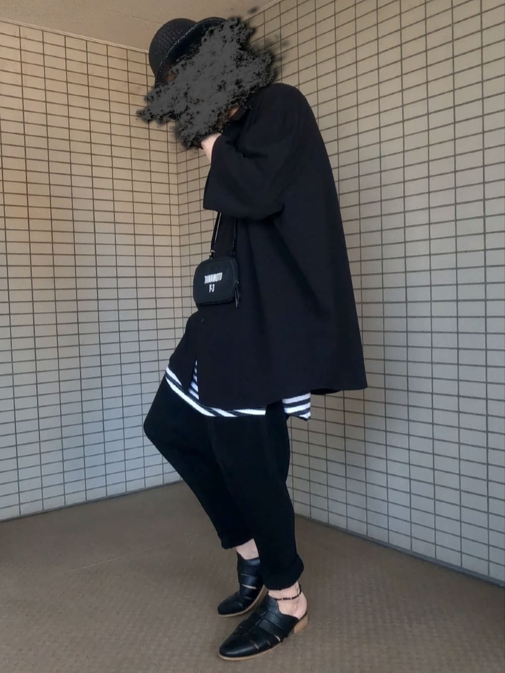 ブラック系のシャツ/ブラウス、ブラック系のショルダーバッグ、ブラック系のサンダルを着用したメンズの秋コーディネートの3枚目の写真