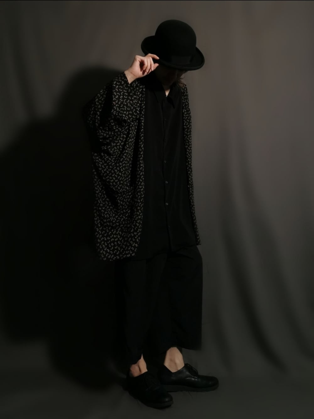 ブラック系のその他アウター、ブラック系のシャツ/ブラウス、ブラック系のパンツを着用したメンズの夏コーディネートの3枚目の写真