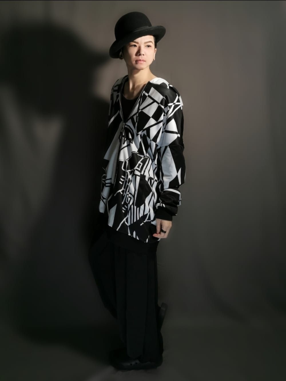 その他のパーカー、パープル系のTシャツ/カットソー、ブラック系のサンダルを着用したメンズの秋コーディネートの2枚目の写真