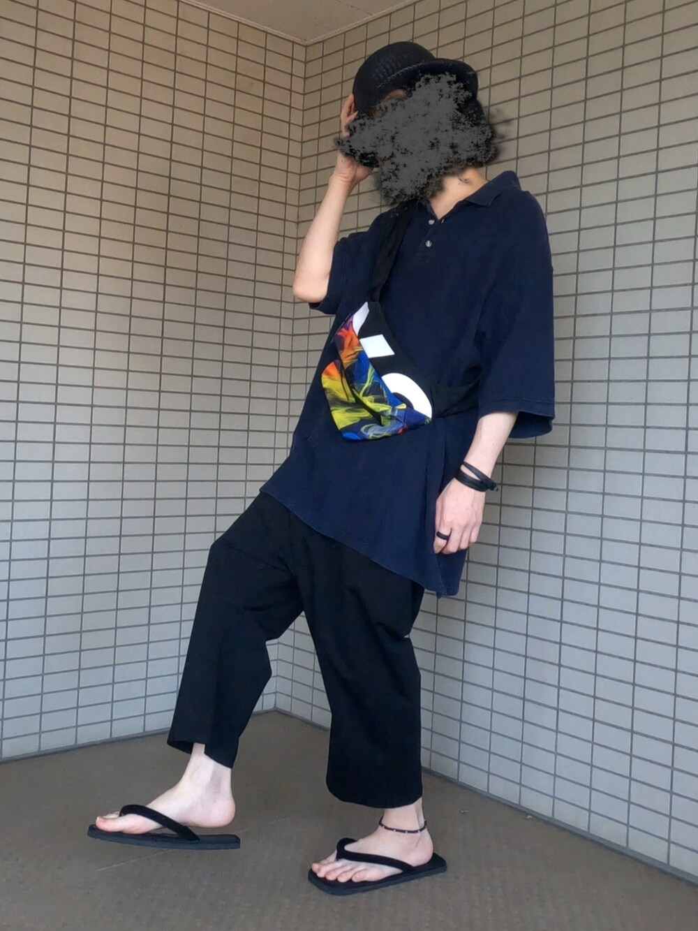 ブラック系のポロシャツ、その他のボディバッグ/ウエストポーチ、ブラック系のその他パンツを着用したメンズの夏コーディネートの3枚目の写真