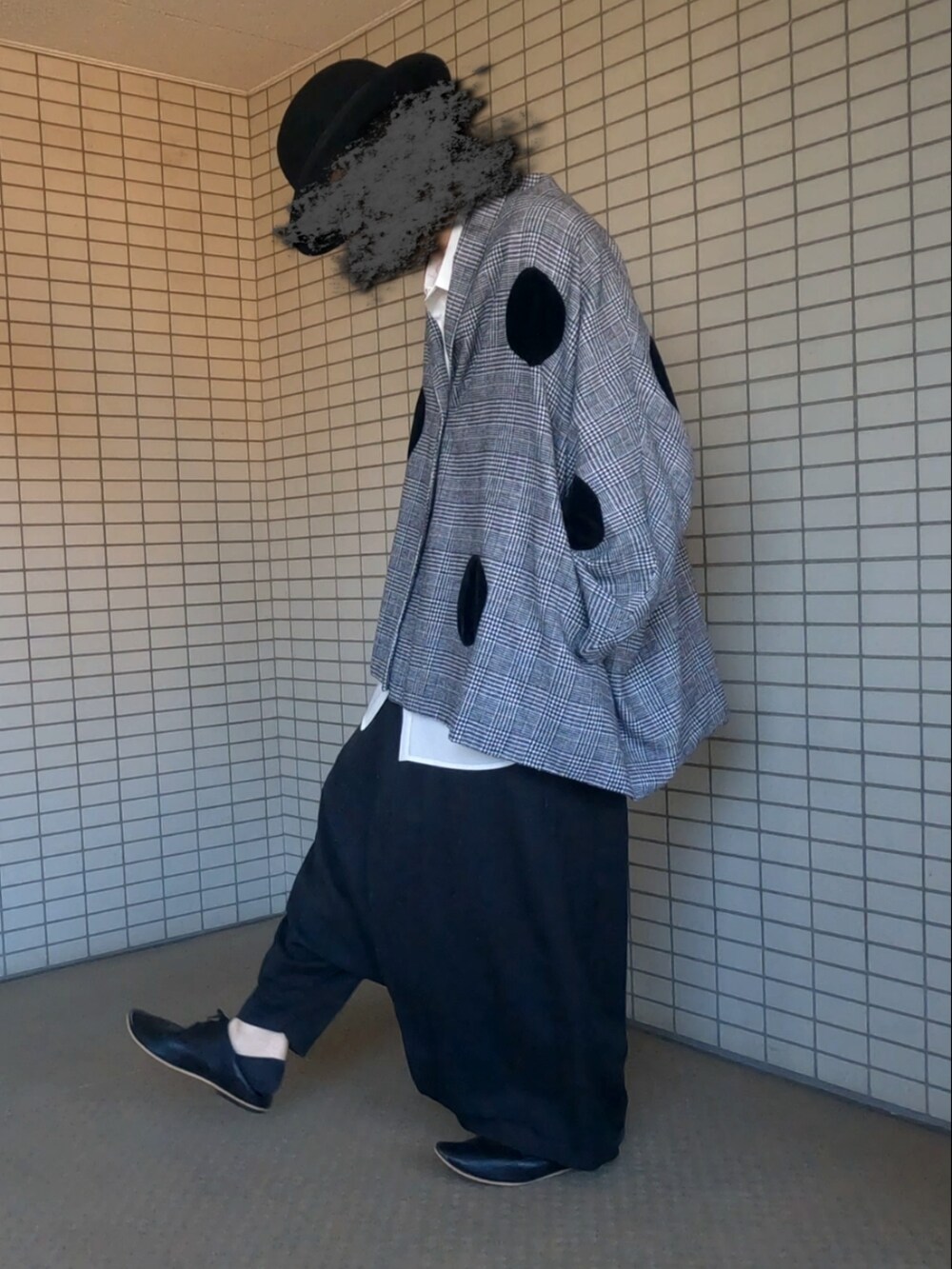 ブラック系のその他パンツ、グレー系のポンチョ、ブラック系のドレスシューズを着用したメンズの春コーディネートの2枚目の写真